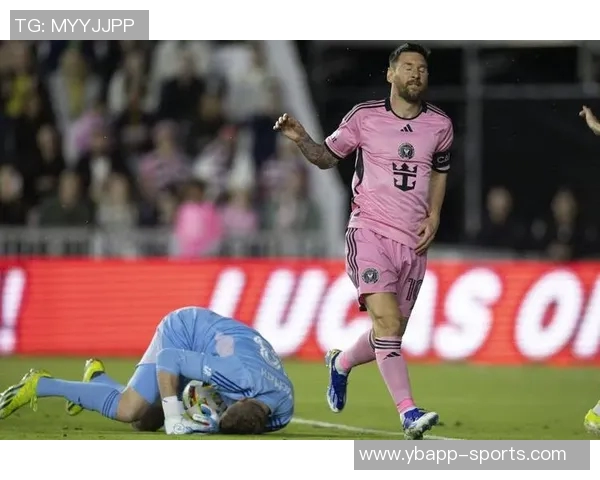 苏亚雷斯遭对方球员侵犯倒地牙哥愤怒指责裁判失职