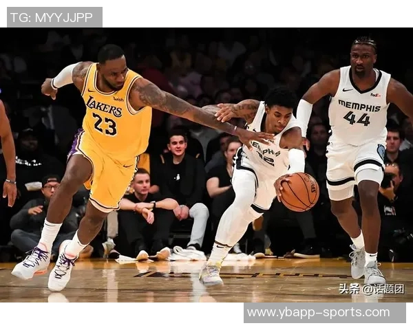 詹姆斯赞球队战术艾顿多面手能力出众可助攻掩护